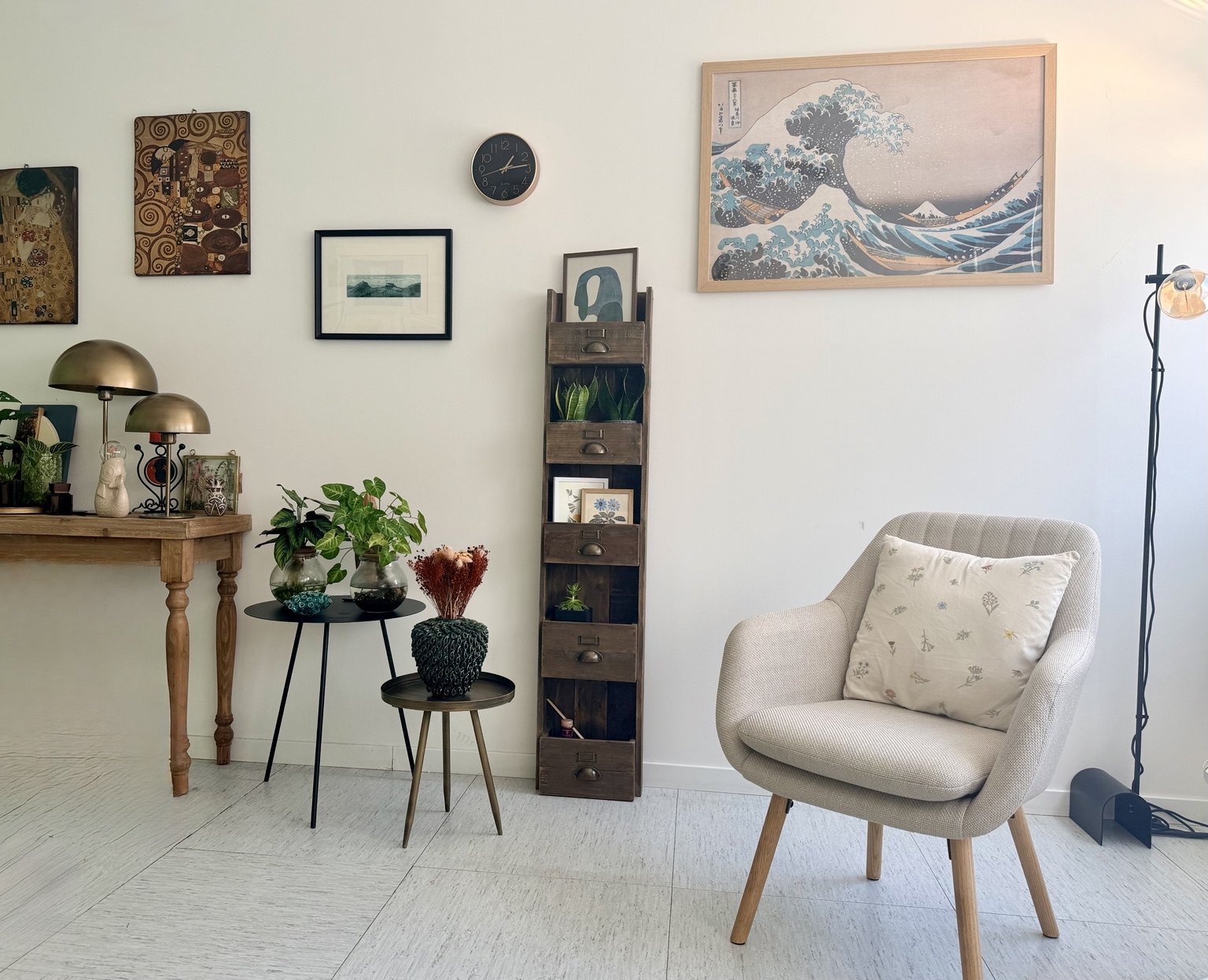 Una poltrona nello studio di Bolzano, tra piante e quadri